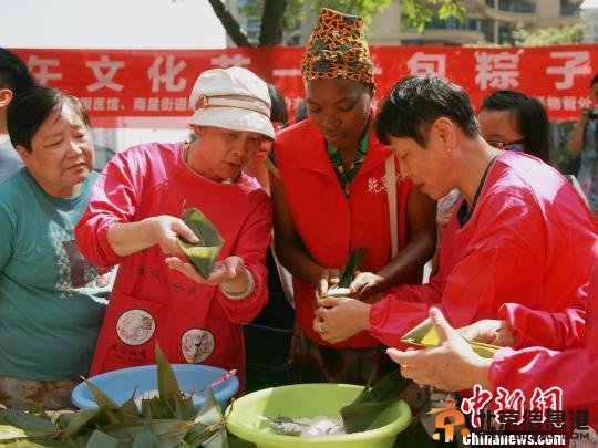 非洲老外首次在华过端午中国大妈传授包粽子手艺