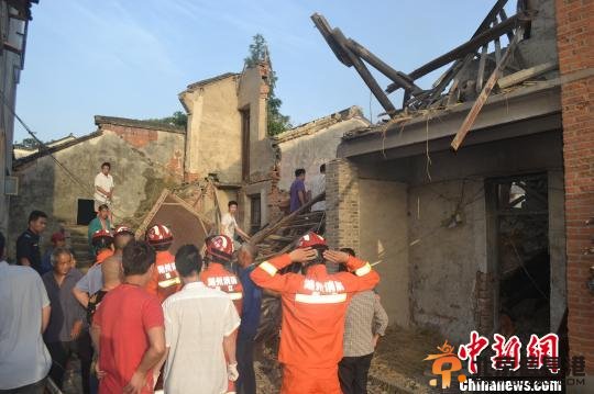 液化气爆炸至两层楼老房轰然倒塌独居老人被压废墟