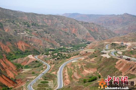 甘肃东乡县引水泥路入户尚存多条“断头路”之困