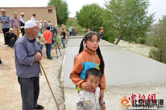 甘肃东乡县引水泥路入户 尚存多条“断头路”之困