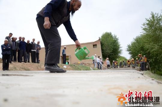 甘肃东乡县引水泥路入户 尚存多条“断头路”之困