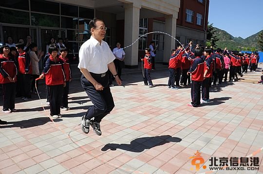 温家宝在中学作讲座和学生跳绳 三次到该校[图]