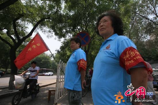 实拍<a href='http://www.bjxxg.cn/news/beijing/' target='_blank'><u>北京</u></a>街头戴红袖章“反恐大妈”(组图)