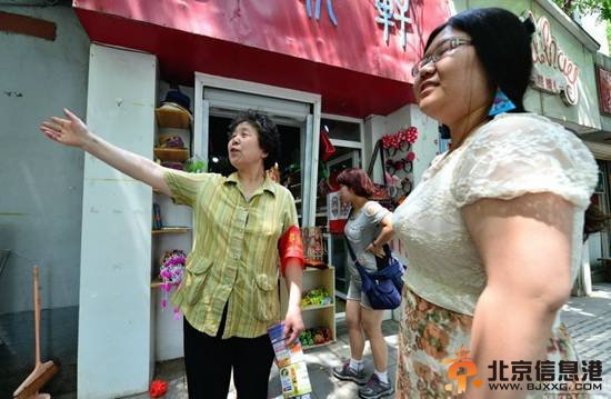图为5月30日，北京85万名志愿者上街巡逻，随处可见戴着红袖章的社区安全志愿者。