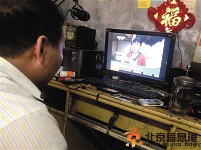 昨日，奶西村，打人视频拍摄者常某的父亲坐在电脑前看关于此事的报道。