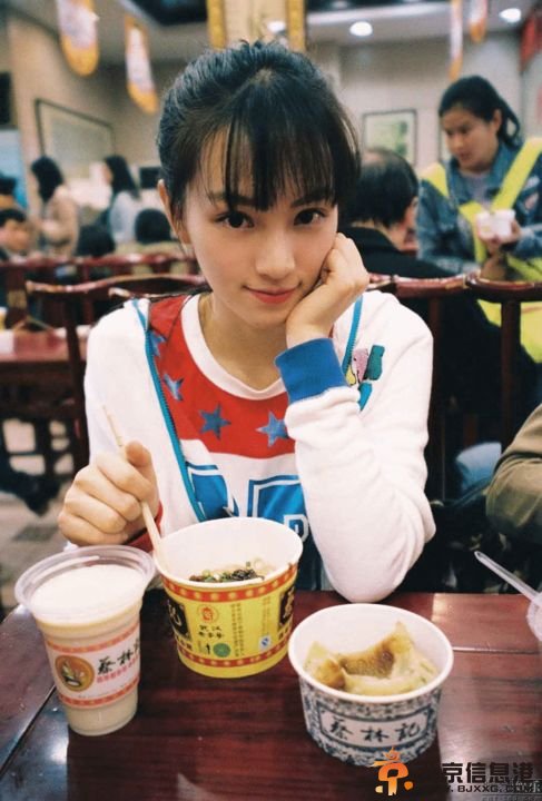 “武大校花”黄灿灿发“舌尖上的武汉”美照