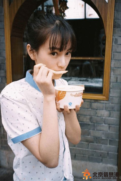 “武大校花”黄灿灿发“舌尖上的武汉”美照