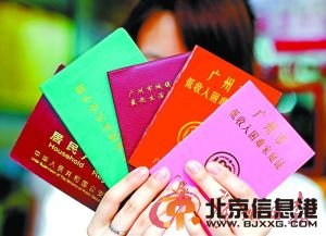 即使何嘉慧手握多本证件，但暂时还不能拿回自己身份。记者苏俊杰摄