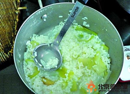 爸爸用剩菜剩汤煮烫饭 儿子拒吃称是“狗饭”