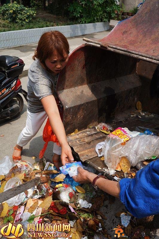 垃圾袋藏钱被家人扔掉 袋子找到钱没有了[组图]