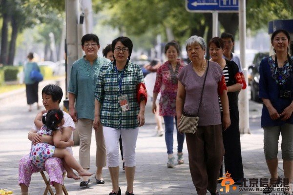 北京街头现反恐大妈 实拍戴红袖章捍京城(组图)