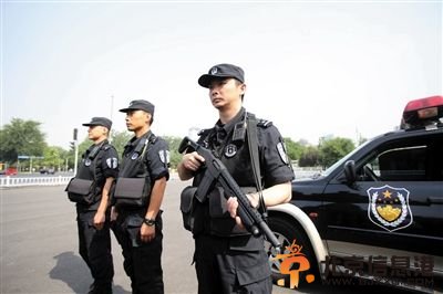 昨日，农展馆门口，特警总队朝阳大队的三位特警正在烈日下执勤。