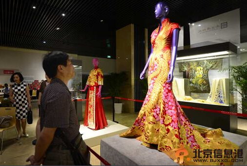 杭州黄金旗袍展出 28斤纯金线手工缝制3年【组图】