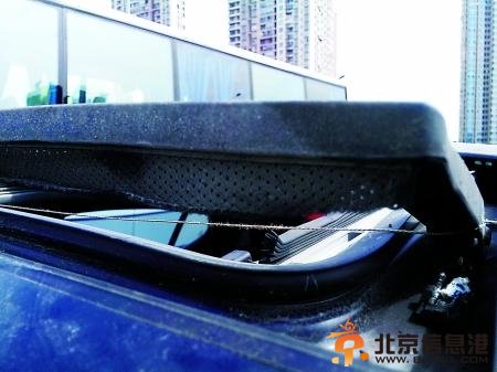 男子骑车遭风筝线划破喉咙 锋利程度可切树枝鲜肉