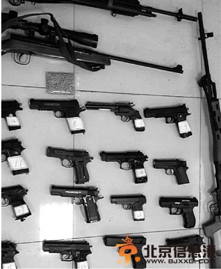 丈母娘的车库变军火库 甬男子拥有26把仿真枪被刑拘