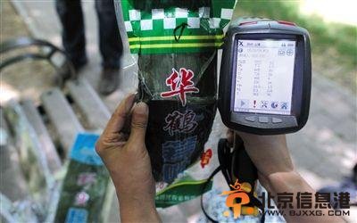 5月28日，阜成门外大街，铜含量实验中，一款粽叶被测出含铜量高达988PPM。