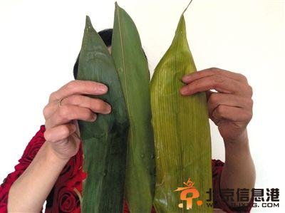 铜含量较高的两种鲜粽叶（左、中），水煮后依然保持青绿色。