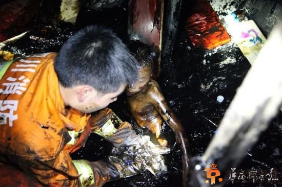 两男童掉入沥青罐仅露出头部 消防员4小时抠出