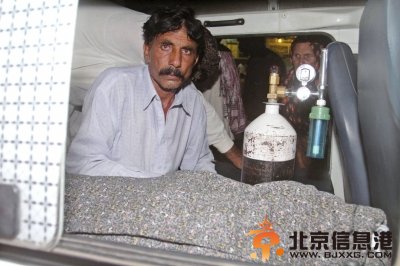 29日，遇害者法尔扎纳的丈夫伊克巴尔运送妻子的遗体回家。图/CFP