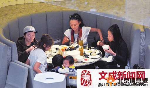 张柏芝豪迈喝茶风骚激凸 自曝曾流产4次