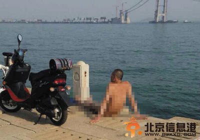 有人在海边裸体晒太阳。