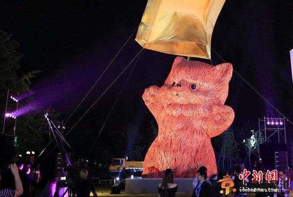 粉红猫亮相上海 