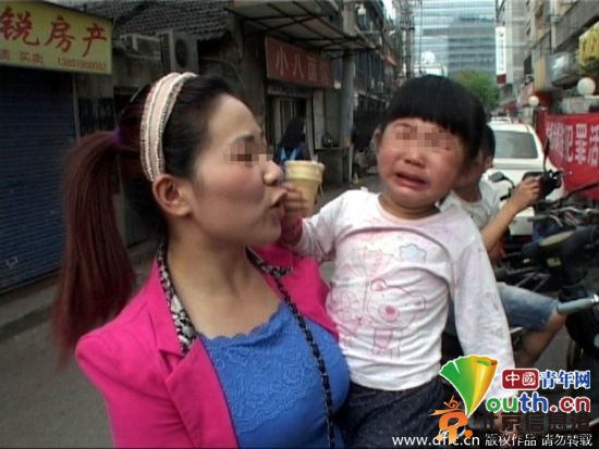 强抱女孩的中年女子