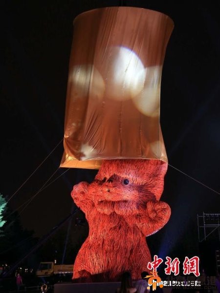 大黄鸭之父新作粉红猫亮相上海 