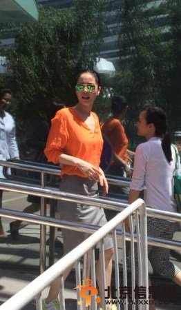 李亚鹏陪女儿过六一 被问王菲拒答