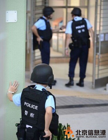 实拍香港飞虎队缉捕嫌犯 居民楼激烈枪战