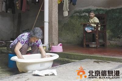 广东一寺庙住持收养20余孤儿 最大者已19岁