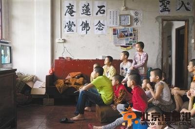 广东一寺庙住持收养20余孤儿 最大者已19岁