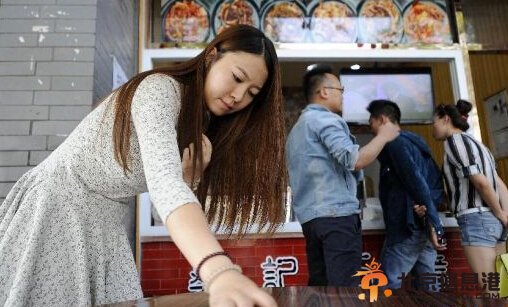 美女硕士卖鱿鱼日销售4000元