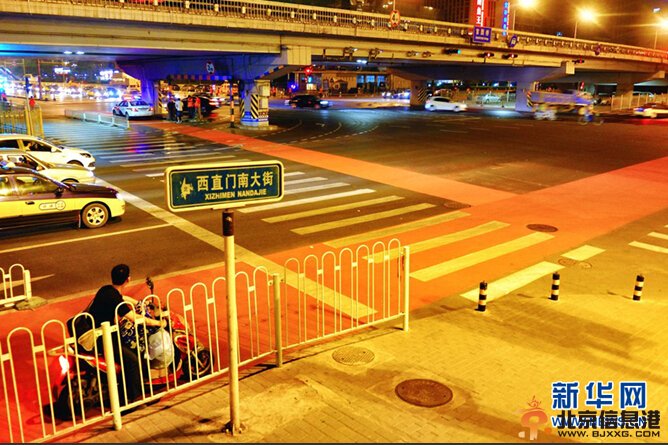 北京铺彩色自行车道 倡导绿色出行