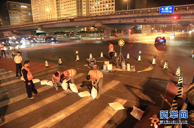 北京铺彩色自行车道 倡导绿色出行