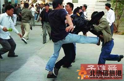 陕西6高中生围殴老师 <a href='http://www.bjxxg.cn/edu/gaokao/' target='_blank'><u>高考</u></a>前最后一天上课撕书被劝阻