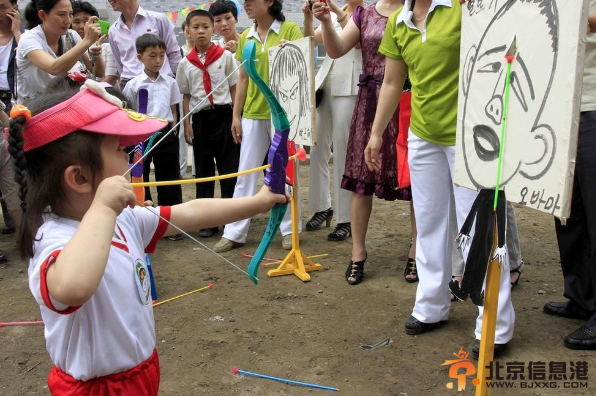 朝鲜儿童节拿外国领导人开涮 对着奥巴马画像射箭