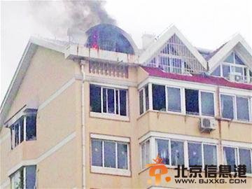 徐州路附近一民居起大火 阁楼蹿出两米高火焰