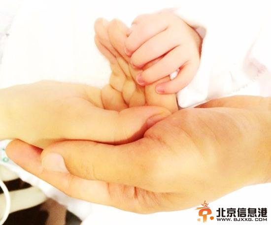 杨幂晒一家三口幸福牵手照：欢迎糯米公主