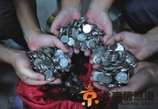 广西讨薪民工获300公斤硬币血汗钱 拖走5万枚钢镚用了两车【图】 
