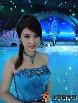台湾主播大胸爆钮 春光乍泄乳沟凸显【组图】