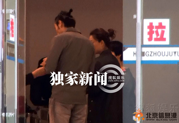 曝殷桃李光洁话剧擦出火花 搂抱去剧院恋情曝光(组图)