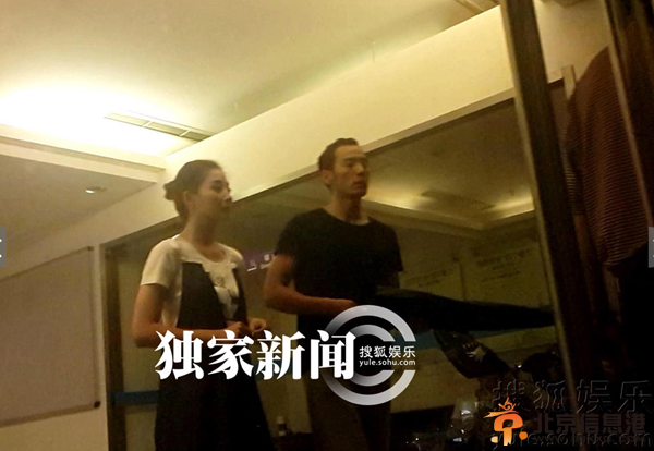 曝殷桃李光洁话剧擦出火花 搂抱去剧院恋情曝光(组图)