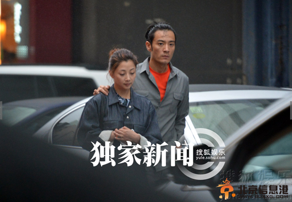 曝殷桃李光洁话剧擦出火花 搂抱去剧院恋情曝光(组图)