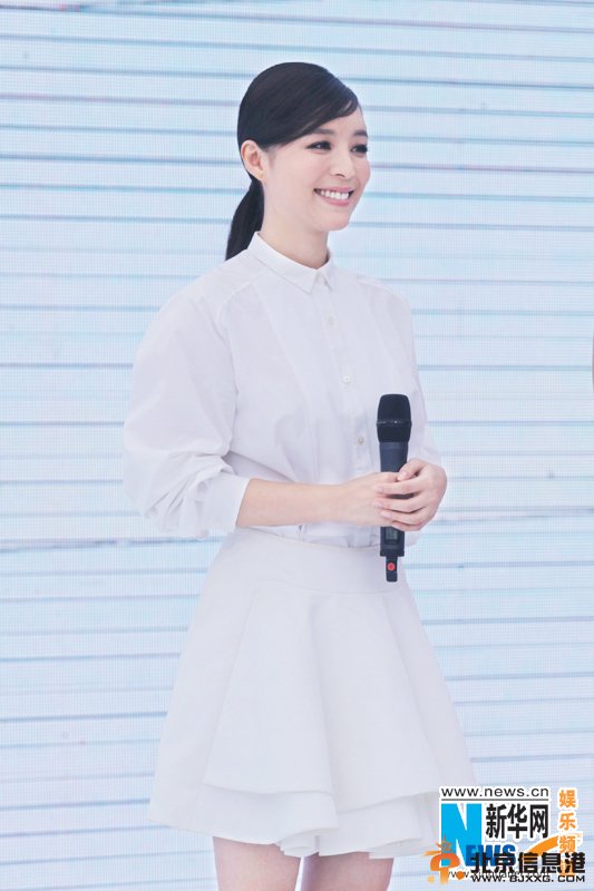 张静初优雅白裙现身武汉 雨中开嗓献唱花腰新娘