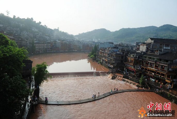 湖南凤凰古城遭暴雨袭击 城内沱江水位猛涨