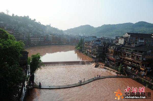 暴雨致凤凰古城内涝 游客洪水中留影