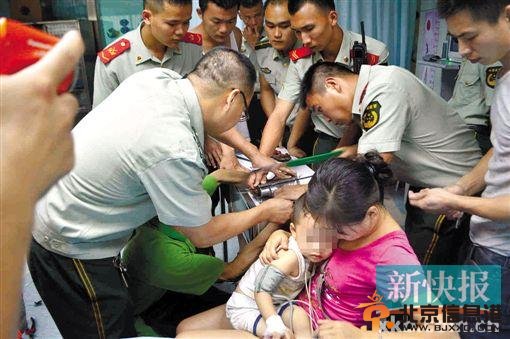 深圳2岁男童左手不慎伸入绞肉机被绞 家长泣不成声