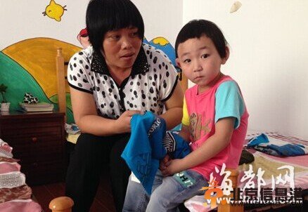 5龄童被母锁屋内靠饮料充饥:爷爷答应接回小奇