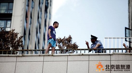 烈日下轻生男与昆明消防楼顶僵持6小时
